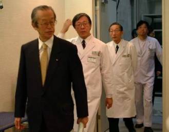 尾身大臣が当センターをご視察(2)