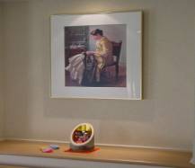 職員寄贈の絵画と上郡町産の竹雛人形